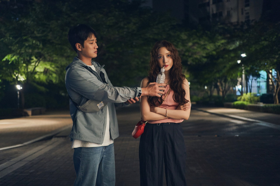 영화 ‘악마가 이사왔다’는 길구(안보현)와 내면에 악마가 깃든 선지(임윤아)의 기묘한 동행을 그렸다. ‘엑시트’의 이상근 감독(아래 사진)의 신작이다. [사진 CJ ENM]