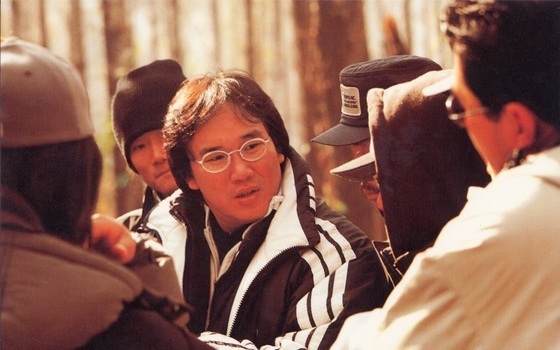 영화 '무사'(2001) 촬영 현장의 김성수 감독. 뒤로 보이는 이가 '좀비딸'을 연출한 필감성 감독이다. 사진 싸이더스 