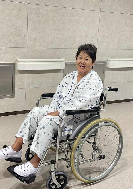 고려인 최류드밀라(71)씨가 병원에서 재활치료를 받는 모습. 독립운동가 최봉설의 손녀인 최씨는 카자흐스탄에 살던 중 뇌경색 판정을 받아 거동이 어려워졌다. 지난 5월 글로벌 NGO 굿네이버스와 순천향대 천안병원의 도움으로 치료를 받고 회복했다. 사진 굿네이버스