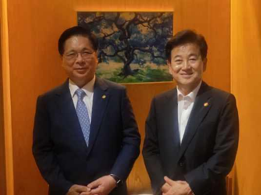 여의도순복음교회 이영훈 담임목사(왼쪽)가 11일 정동영 통일부 장관을 만나 평양심장병원 건축을 재개하는 사안에 대해 논의했다. 사진 여의도순복음교회