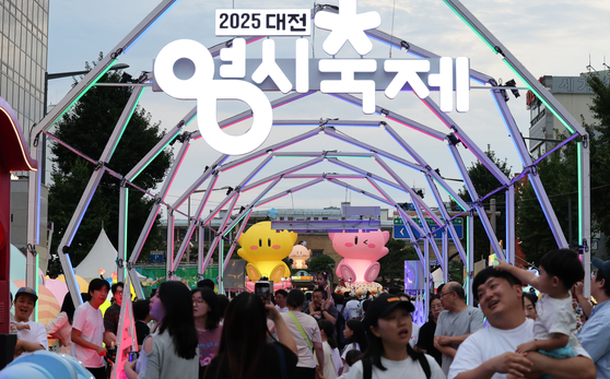 대전0시축제가 개막한 지난 8일 오후 중앙로 일원에서 이장우 대전시장이 거리 퍼레이드에서 인사말을 하고 있다. 뉴스1