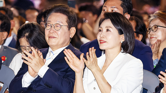  이재명 대통령과 김혜경 여사가 지난 15일 서울 세종대로 광화문광장에서 열린 제21대 대통령 국민임명식 '광복 80년, 국민주권으로 미래를 세우다' 행사에서 박수를 치고 있다. 김현동 기자