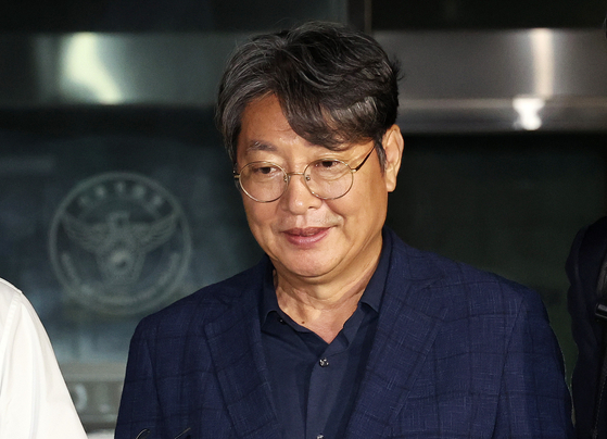 주식 차명거래 의혹이 제기된 이춘석 무소속 의원이 15일 새벽 서울 마포구 서울경찰청 금융범죄수사대에서 조사를 마친 뒤 나서고 있다. 뉴스1