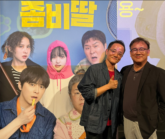 영화 '좀비딸'의 필감성 감독(왼쪽)이 자신의 스승 김성수 감독과 포즈를 취하고 있다. 사진 NEW