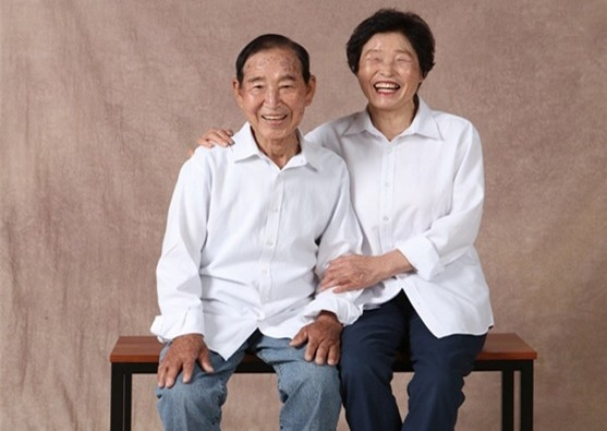 전북대병원은 여섯 번 암을 극복한 '불사조 할아버지' 강용희 씨(왼쪽)가 지난 17일 별세했다고 밝혔다. 오른쪽은 아내 이양순 씨. 사진 전북대병원