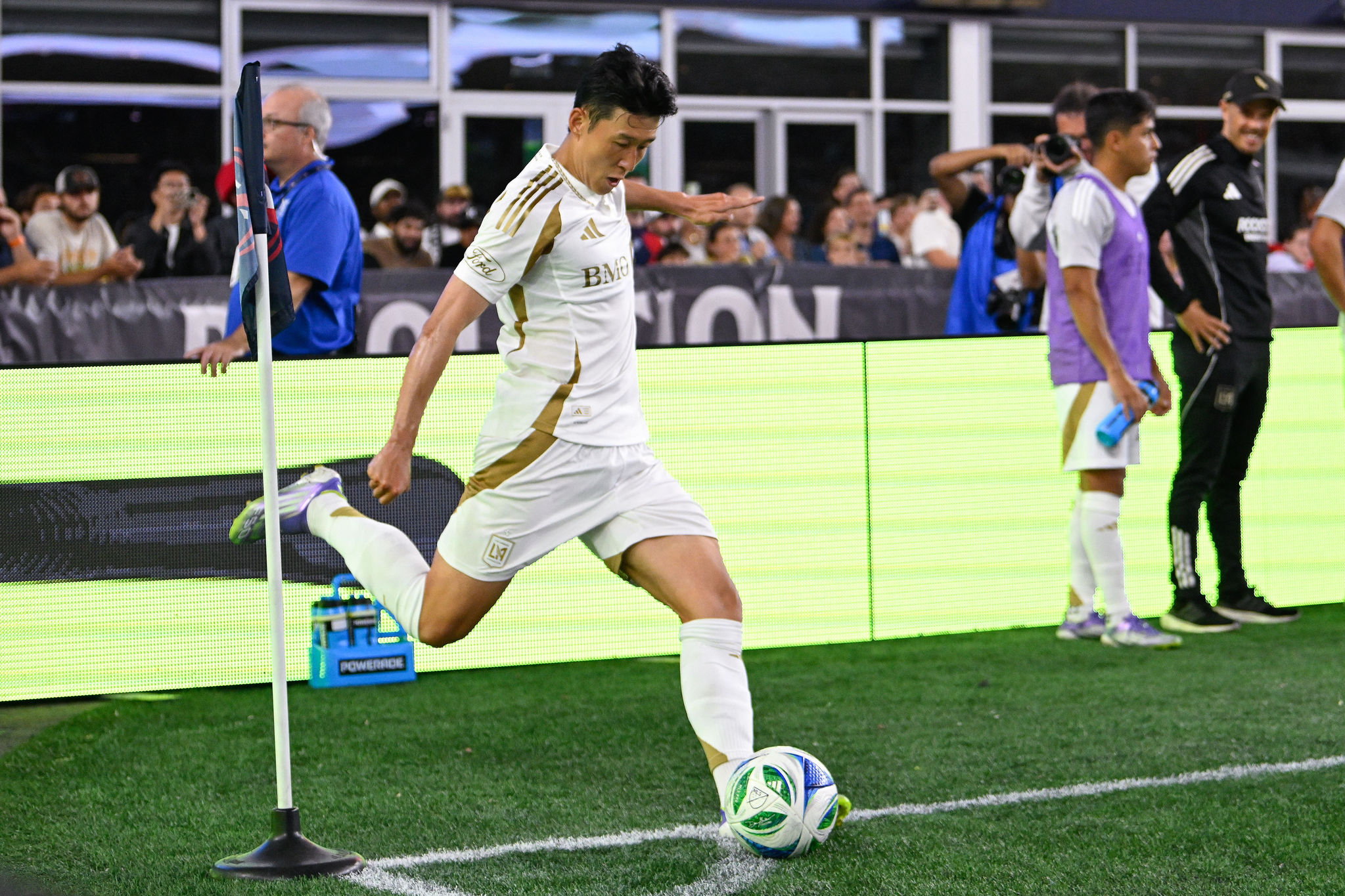 코너킥을 차는 LAFC 손흥민. [로이터=연합뉴스]