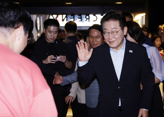 이재명 대통령이 17일 서울 용산CGV에서 '독립군:끝나지 않은 전쟁' 관람 후 시민들과 인사하고 있다. 대통령실통신사진기자단