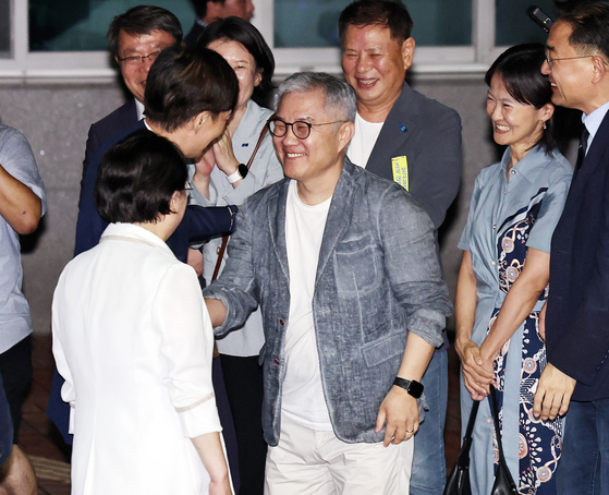 이재명 정부 첫 특별사면·복권 대상에 오른 조국 전 조국혁신당 대표가 지난 15일 새벽 구로구 서울남부구치소를 나서며 최강욱 전 더불어민주당 의원과 인사나누고 있다. 뉴스1