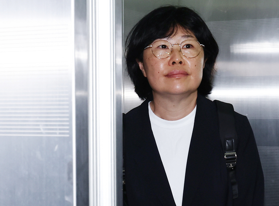  유재은 전 국방부 법무관리관이 18일 오전 서울 서초구 순직해병 특검팀(이명현 특별검사) 사무실에서 조사를 받기 위해 출석하고 있다. 뉴스1