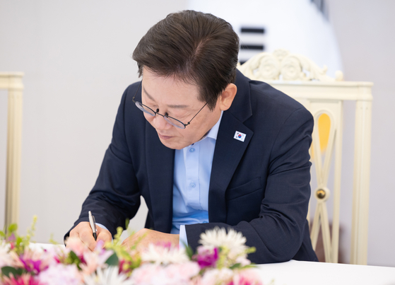 이재명 대통령이 19일 서울 용산 대통령실 청사에서 미일 순방 경제인 간담회 중 메모 하고 있다. 사진 대통령실 