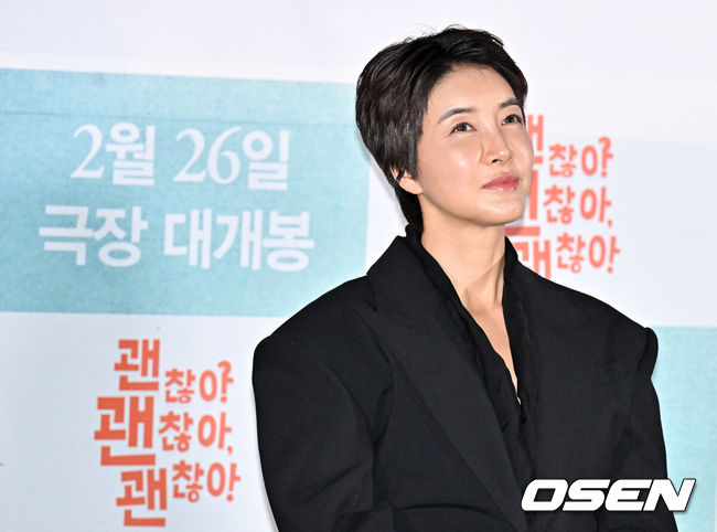 [OSEN=조은정 기자]영화 '괜찮아 괜찮아 괜찮아!' 언론배급 시사 및 기자간담회가 18일 서울 용산구 CGV용산아이파크몰에서 열렸다.‘괜찮아 괜찮아 괜찮아!’는 혼자서는 서툴지만 함께라서 괜찮은 이들이 서로의 행복을 찾아가는 이야기로, JTBC 드라마 ’멜로가 체질‘과 쿠팡플레이 시리즈 ’유니콘‘을 통해 연출력을 인정받은 김혜영 감독의 장편 영화 데뷔작이다. 이날 현장에는 배우 이레, 진서연, 정수빈, 김혜영 감독이 참석했다.배우 진서연이 질의응답 시간을 갖고 있다. 2025.02.18 /cej@osen.co.kr