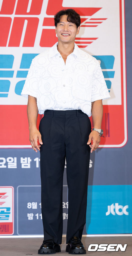 [OSEN=김성락 기자] 2일 오후 서울 서초구 더 리버사이드 호텔 강남에서 JTBC 예능 ‘택배는 몽골몽골’ 제작발표회가 열렸다. 방송인 김종국이 취재진을 향해 포즈를 취하고 있다. 2023.08.02 /ksl0919@osen.co.kr