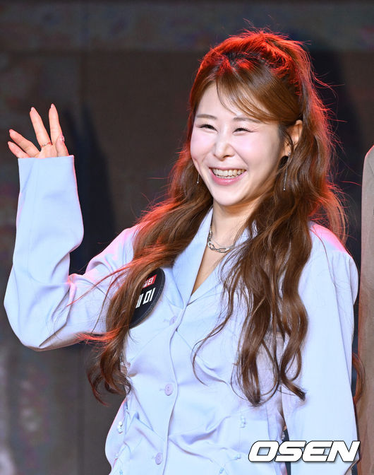 [OSEN=이대선 기자] 14일 오전 서울 동대문 브이스페이스에서 넷플릭스 예능 ‘코미디 리벤지’ 제작발표회가 열렸다.‘코미디 리벤지’는 ‘코미디 로얄’ 우승팀 이경규팀이 판을 깔고 K-코미디 대표주자들이 각잡고 웃음 터뜨리는 코미디 컴피티션이다.코미디언 박세미가 포토타임을 가지고 있다. 2024.10.14 /sunday@osen.co.kr