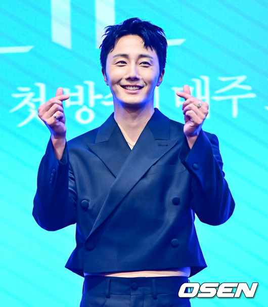 [OSEN=지형준 기자] 6일 오후 서울 구로구 신도림 더 세인트에서 KBS 2TV 새 주말드라마 ‘화려한 날들’ 제작발표회가 열렸다.‘화려한 날들’은 ‘인간은 누구에게나 화려한 날들이 있다. 지금이든, 과거에서든, 앞으로든. 각기 다른 의미로 만나게 되는 화려한 날들에 대한 세대 공감 가족 멜로 이야기’다. 배우 정일우가 포토타임을 하고 있다. 2025.08.06 / jpnews@osen.co.kr