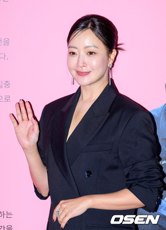 [OSEN=이대선 기자] 26일 오후 더현대 서울에서 아트 프로젝트 '아름다운 선물 展' 전시가 열렸다.콘텐츠 디렉터 김희선이 포토타임을 가지고 있다. 2023.09.26 /sunday@osen.co.kr