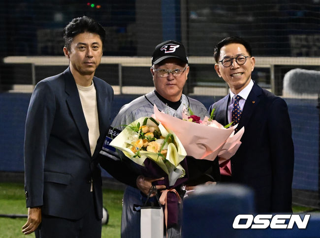[OSEN=잠실, 김성락 기자] 명장이 돌아왔다. 프로야구 한화 이글스 김경문 감독이 4번의 도전 끝 사령탑 통산 900승 대업을 달성했다.한화 이글스는 11일 서울 잠실구장에서 열린 2024 신한 SOL뱅크 KBO리그 두산 베어스와의 시즌 7차전에서 6-1로 승리했다.경기 종료 후 한화 손혁 단장, 김경문 감독, 박종태 사장이 기념촬영을 하고 있다. 2024.06.11 / ksl0919@osen.co.kr