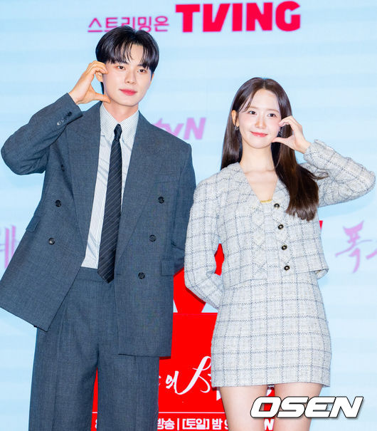 [OSEN=민경훈 기자]  19일 오후 서울 신도림 디큐브시티 내 더 세인트에서 tvN새 토일드라마‘폭군의 셰프’(연출 장태유) 제작발표회가 진행됐다.오는 23일 첫 방송 예정인 ‘폭군의 셰프’는 최고의 순간 과거로 타임슬립한 셰프(임윤아)가 최악의 폭군이자 절대 미각의 소유자인 왕을 만나며 벌어지는 서바이벌 판타지 로맨틱코미디 드라마이다.배우 이채민과 임윤아가 입장하며 포즈를 취하고 있다. 2025.08.19 /rumi@osen.co.kr