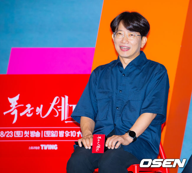 [OSEN=민경훈 기자]  19일 오후 서울 신도림 디큐브시티 내 더 세인트에서 tvN새 토일드라마‘폭군의 셰프’(연출 장태유) 제작발표회가 진행됐다.오는 23일 첫 방송 예정인 ‘폭군의 셰프’는 최고의 순간 과거로 타임슬립한 셰프(임윤아)가 최악의 폭군이자 절대 미각의 소유자인 왕을 만나며 벌어지는 서바이벌 판타지 로맨틱코미디 드라마이다.장태유 감독이 무대 위에서 포즈를 취하고 있다. 2025.08.19 /rumi@osen.co.kr