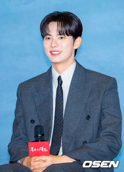 [OSEN=민경훈 기자]  19일 오후 서울 신도림 디큐브시티 내 더 세인트에서 tvN새 토일드라마‘폭군의 셰프’(연출 장태유) 제작발표회가 진행됐다.오는 23일 첫 방송 예정인 ‘폭군의 셰프’는 최고의 순간 과거로 타임슬립한 셰프(임윤아)가 최악의 폭군이자 절대 미각의 소유자인 왕을 만나며 벌어지는 서바이벌 판타지 로맨틱코미디 드라마이다.배우 이채민이 기자간담회에서 미소짓고 있다. 2025.08.19 /rumi@osen.co.kr