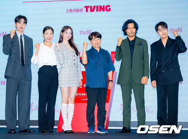 [OSEN=민경훈 기자]  19일 오후 서울 신도림 디큐브시티 내 더 세인트에서 tvN새 토일드라마‘폭군의 셰프’(연출 장태유) 제작발표회가 진행됐다.오는 23일 첫 방송 예정인 ‘폭군의 셰프’는 최고의 순간 과거로 타임슬립한 셰프(임윤아)가 최악의 폭군이자 절대 미각의 소유자인 왕을 만나며 벌어지는 서바이벌 판타지 로맨틱코미디 드라마이다.이채민, 서이숙, 임윤아, 장태유 감독, 최귀화, 오의식이 입장하며 포즈를 취하고 있다. 2025.08.19 /rumi@osen.co.kr
