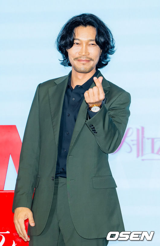 [OSEN=민경훈 기자]  19일 오후 서울 신도림 디큐브시티 내 더 세인트에서 tvN새 토일드라마‘폭군의 셰프’(연출 장태유) 제작발표회가 진행됐다.오는 23일 첫 방송 예정인 ‘폭군의 셰프’는 최고의 순간 과거로 타임슬립한 셰프(임윤아)가 최악의 폭군이자 절대 미각의 소유자인 왕을 만나며 벌어지는 서바이벌 판타지 로맨틱코미디 드라마이다.배우 최귀화가 무대 위에서 포즈를 취하고 있다. 2025.08.19 /rumi@osen.co.kr