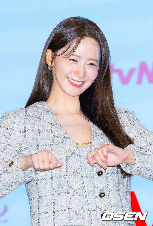 [OSEN=민경훈 기자]  19일 오후 서울 신도림 디큐브시티 내 더 세인트에서 tvN새 토일드라마‘폭군의 셰프’(연출 장태유) 제작발표회가 진행됐다.오는 23일 첫 방송 예정인 ‘폭군의 셰프’는 최고의 순간 과거로 타임슬립한 셰프(임윤아)가 최악의 폭군이자 절대 미각의 소유자인 왕을 만나며 벌어지는 서바이벌 판타지 로맨틱코미디 드라마이다.배우 임윤아가 무대 위에서 포즈를 취하고 있다. 2025.08.19 /rumi@osen.co.kr