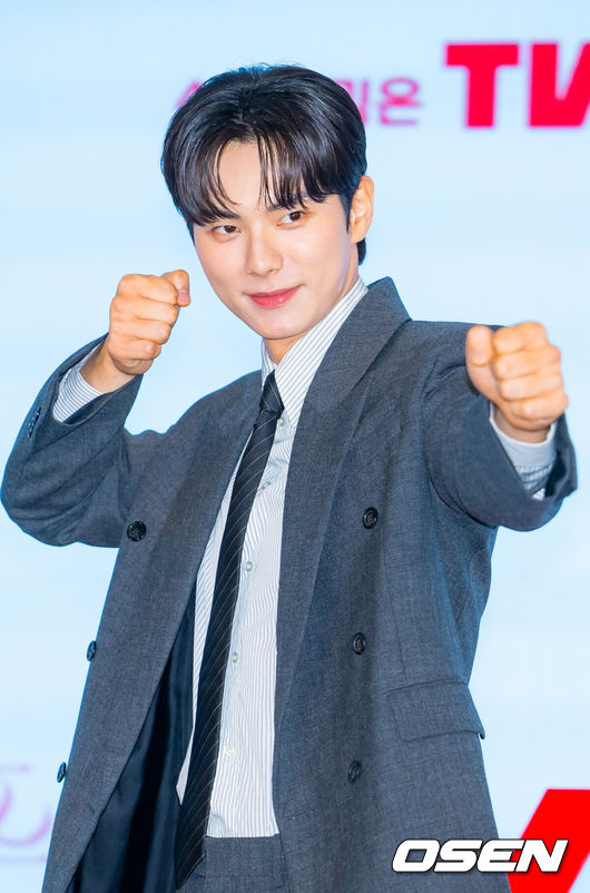 [OSEN=민경훈 기자]  19일 오후 서울 신도림 디큐브시티 내 더 세인트에서 tvN새 토일드라마‘폭군의 셰프’(연출 장태유) 제작발표회가 진행됐다.오는 23일 첫 방송 예정인 ‘폭군의 셰프’는 최고의 순간 과거로 타임슬립한 셰프(임윤아)가 최악의 폭군이자 절대 미각의 소유자인 왕을 만나며 벌어지는 서바이벌 판타지 로맨틱코미디 드라마이다.배우 이채민이 무대 위에서 포즈를 취하고 있다. 2025.08.19 /rumi@osen.co.kr