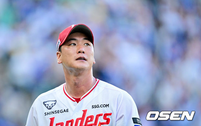 [OSEN=문학, 박준형 기자] 7일 오후 인천 문학 SSG랜더스필드에서 ‘2025 신한 SOL BANK KBO리그’ SSG 랜더스와 삼성 라이온즈의 경기가 진행됐다.이날 SSG은 김광현을, 삼성은 후라도를 선발투수로 내세웠다.2회초 이닝종료후 SSG 김광현 투수가 땀을 닦아내며 더그아웃으로 들어가고 있다  2025.08.07 / soul1014@osen.co.kr