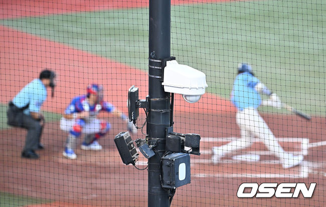 [OSEN=부산, 이석우 기자] 15일 부산 사직야구장에서 2025 신한 SOL 뱅크 KBO 리그 롯데 자이언츠와 삼성 라이온즈의 경기가 열렸다. 홈팀 롯데는 이민석이, 방문팀 삼성은 가라비토가 선발 출전했다.오늘 19일부터 실시되는 체크스윙 비디오 판독에 사용될 카메라가 타석을 촬영하고 있다. 2025.08.15 / foto0307@osen.co.kr