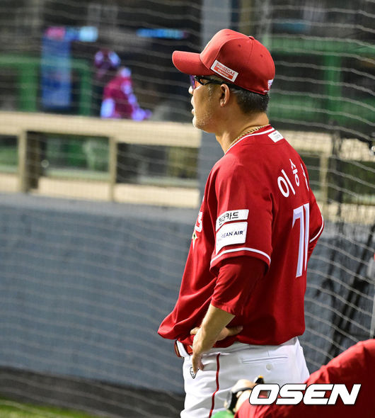 [OSEN=잠실, 지형준 기자] 1일 오후 서울 잠실구장에서 ‘2025 신한 SOL Bank KBO리그’ 두산 베어스와 SSG 랜더스의 경기가 열렸다.두산은 곽빈, SSG는 김광현이 선발로 나섰다.7회초 1사 1루에서 SSG 이숭용 감독이 오태곤의 체크스윙 판정에 아쉬워하고 있다. 2025.08.01 / jpnews@osen.co.kr
