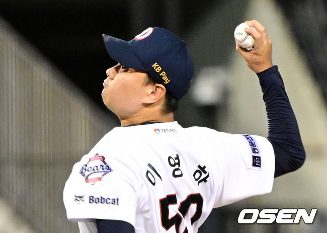 [OSEN=잠실, 지형준 기자] 12일 서울 잠실구장에서 ‘2025 신한 SOL Bank KBO리그’ 두산 베어스와 NC 다이노스의 경기가 열렸다.두산은 콜어빈, NC는 김녹원이 선발로 나섰다.5회초 두산 이영하가 역투하고 있다. 2025.08.12 / jpnews@osen.co.kr