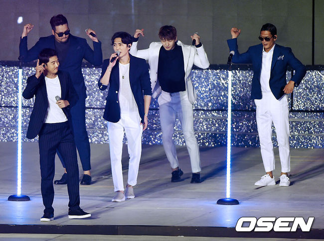 [OSEN=박준형 기자] 15일 오후 서울 상암월드컵경기장서 열린 KBS 광복70년 국민대합창 ‘나는 대한민국’ 콘서트에서 지오디가 멋진 무대를 펼치고 있다.광복절에 펼쳐지는 이번 공연은 이선희, 이승철, 김연아, YB, god, EXO 등 출연하며 최불암과 신동엽, 이승기, 이현주 아나운서 사회로 진행됐다.특히, ‘나는 대한민국’은 올해로 70년을 맞이하는 광복절에 대한민국 국민들이 하나 되어 즐겨보자는 신개념 페스티벌. 지난 6개월 동안 SNS, 인터넷, TV, 오프라인을 총 망라하여 대한민국이 함께 즐기는 대장정 프로젝트.공연 1부는 국민 밴드 YB와 국악소녀 송소희가 특별한 합동 무대로 성대한 문을 열었다. 이날 공연에서는 그동안 9부작의 사전 다큐멘터리를 통해 결성 단계부터 연습, 최종 합창까지 모두 공개해 안방극장을 감동으로 물들였던 세 팀의 합창 무대가 공개됐다.이에 이선희의 ‘1945 합창단’과 김연아의 ‘연아 합창단’, 바리톤 고성현과 14명의 국회의원(김무성, 김태흠, 나경원, 신의진, 이정현, 조원진, 황영철, 문희상, 민병두, 유은혜, 이상민, 이윤석, 이종걸, 심상정)과 노량진 수산시장 상인들로 구성된 ‘아침 합창단’까지 그동안 8월 15일만을 위해 힘차게 달려온 이들의 호흡이 어떤 하모니를 이뤄낼지 이목이 쏠린다. 2부 공연에서는 대한민국을 대표하는 최고의 가수들의 BIG4 공연이 여름밤을 화려하게 장식했다. 보컬의 신 이승철, 국민가수 이선희, 국민 아이돌 god, K-pop의 정상 EXO의 무대가 이어지는 것. 여기에 국민 대세 김연아와 EXO의 합동 공연이 준비됐다한편 ‘나는 대한민국’의 본 공연의 1부는 저녁 7시 40분부터 8시 55분까지 KBS 1TV에서, 2부는 밤 9시 15분부터 10시 30분까