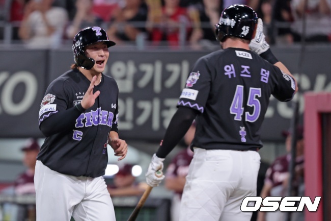 나성범이 역전 3점홈런을 때리고 위즈덤의 환영을 받고 있다./KIA 타이거즈 제공