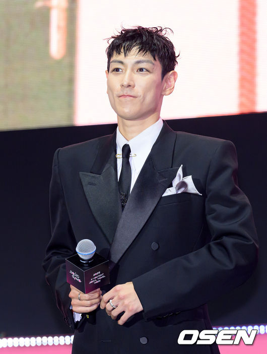 [OSEN=이대선 기자] 28일 오후 서울 세종대로 일대에서 '오징어게임 3' 피날레 이벤트가 열렸다. 이날 넷플릭스 시리즈 ‘오징어게임’의 황동혁 감독과 이정재, 이병헌을 비롯해 임시완, 강하늘 등 시즌 2·3 출연진이 서울에서 팬들과 만났다. 또 시즌 1 주역 박해수, 정호연, 이유미 등도 참석했다.이번 행사는 서울시와 넷플릭스가 공동 주최하는 '2025 K-콘텐츠 서울여행주간'의 하나로 마련됐다.배우 최승현이 무대에서 인사를 하고 있다. 2025.06.28 /sunday@osen.co.kr