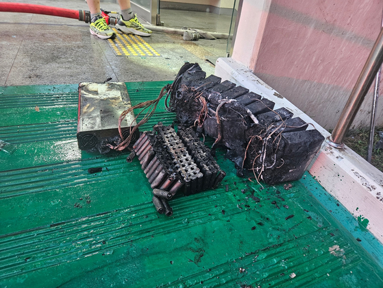19일 오전 5시17분쯤 경기 동두천시 송내동에 있는 한 아파트 1층에서 불이 났다. 이 불로 주민 6명이 연기를 흡입해 병원으로 옮겨졌고 수십명이 대피하는 소동이 빚어졌다. 화재가 난 집 안에서는 캠핑용 배터리를 충전하고 있었던 상황이 확인됐다. 사진 경기도북부소방재난본부