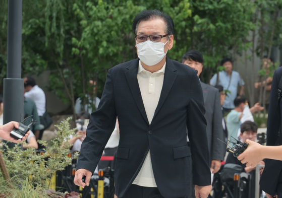 김건희 여사의 ‘통일교 청탁 의혹’ 당사자로 알려진 건진법사 전성배 씨가 18일 오전서울 종로구에 마련된 민중기 특별검사팀 사무실로 조사를 받기 위해 출석하고 있다. 우상조 기자