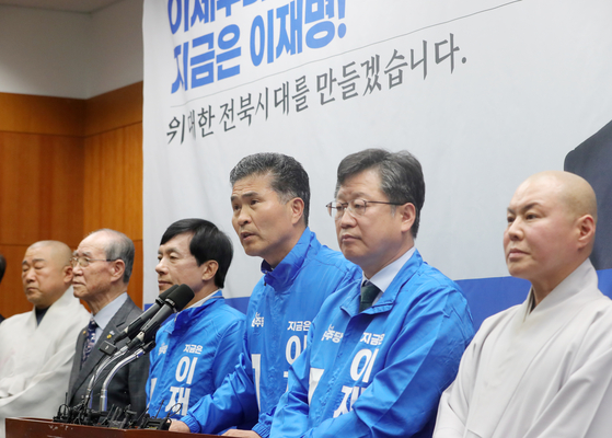 이원택 더불어민주당 전북특별자치도당 선거대책위원회 총괄상임선대위원장(도당 위원장)을 비롯한 상임선대위원장들이 지난 5월 12일 전북자치도의회에서 대선 출정 기자회견을 열고 취재진 질의에 답변하고 있다. 뉴스1
