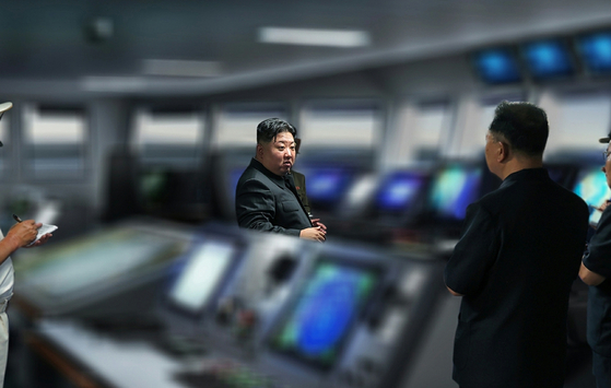 북한 노동당 기관지 노동신문은 김정은 당 총비서가 지난 18일 구축함 '최현'호를 방문해 함의 무장체계통합운영시험과정과 구축함 해병들의 훈련 및 생활정형을 료해(점검)했다고 19일 보도했다. 뉴스1