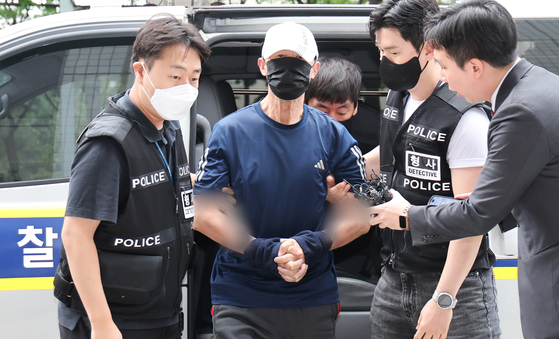 운행 중인 서울지하철 5호선 열차에서 불을 지른 원 모 씨가 지난 6월 서울 양천구 서울남부지법에서 열린 구속 전 피의자 심문(영장실질심사)에 출석하고 있다.  뉴스1