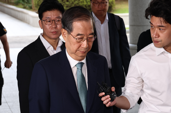 한덕수 전 국무총리가 19일 오전 12·3 비상계엄 사태에 가담·방조한 혐의로 피의자 조사를 받기 위해 서초동 서울고등검찰청에 마련된 내란특별검사팀 사무실에 출석하고 있다. 뉴스1