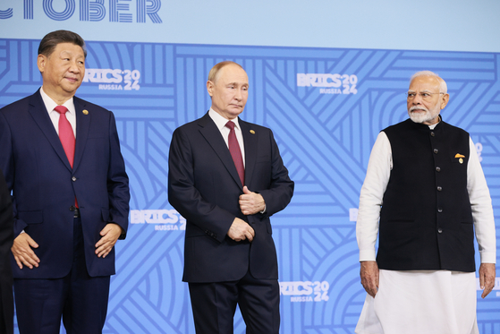 지난 2024년 10월 23일 러시아 카잔에서 열린 16차 브릭스(BRICS·브라질, 러시아, 인도, 중국, 남아프리카공화국의 신흥 경제 5개국) 정상회담에서 시진핑(왼쪽) 중국 국가주석, 블라디미르 푸틴(가운데) 러시아 대통령, 나렌드라 모디(오른쪽) 인도 총리가 기념사진을 찍고 있다. 타스