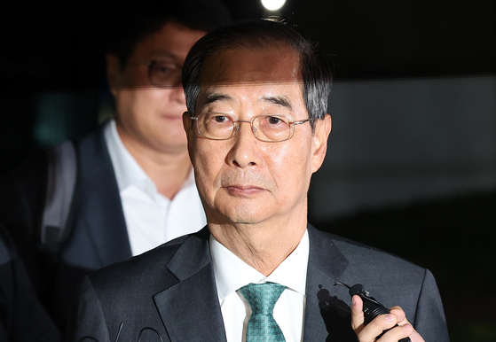 한덕수 전 국무총리가 지난달 2일 서울 서초구 서울고검에 있는 내란 특검팀 사무실에서 첫 피의자 신분 조사를 받은 후 귀가하고 있다. 뉴스1