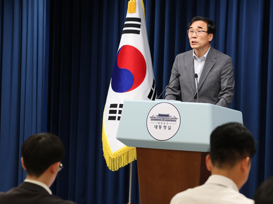 전성환 대통령실 경청통합수석이 18일 서울 용산 대통령실 브리핑룸에서 청년담당관 채용 관련 브리핑을 하고 있다. 대통령실사진기자단