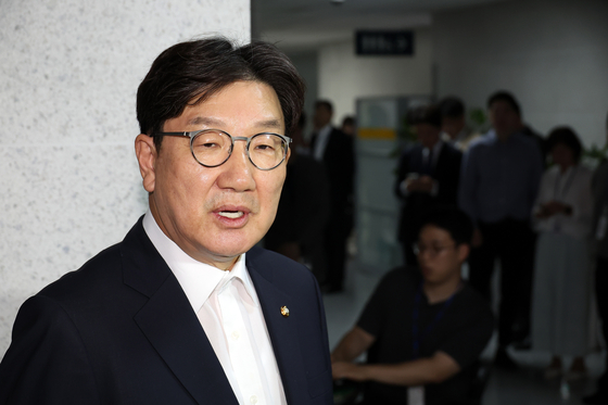 국민의힘 권성동 의원이 지난달 18일 서울 여의도 국회 의원회관 자신의 의원실로 들어서며 압수수색 관련 입장을 밝히고 있다. 연합뉴스