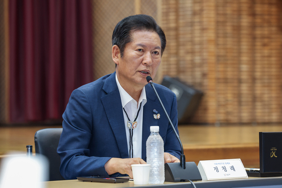 더불어민주당 정청래 대표가 19일 경북 경주시 육부촌에서 열린 아시아태평양경제협력체(APEC) 정상회의 준비상황 브리핑에서 발언하고 있다. 연합뉴스