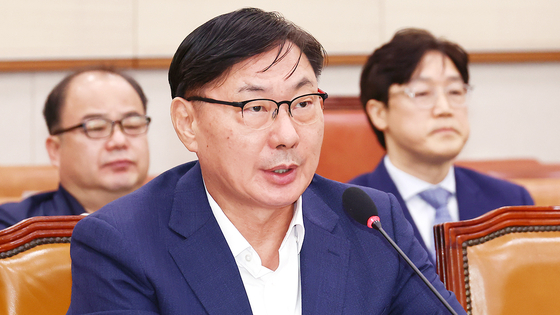 이화영 전 경기도 평화부지사가 지난해 10월 국회 법제사법위원회에서 열린 박상용 수원지검 부부장검사 탄핵소추사건 조사 청문회에 출석, 의원 질의에 답변하고 있다. 뉴스1