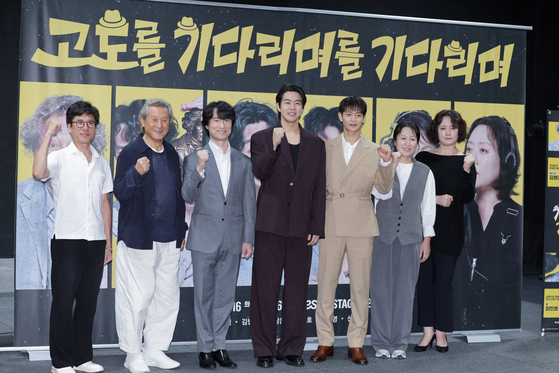 (왼쪽부터) 오경택 연출과 배우 박근형, 김병철, 이상윤, 최민호, 김가영, 신혜옥이 19일 서울 종로구 예스24스테이지에서 열린 연극 '고도를 기다리며를 기다리며' 기자간담회에서 포즈를 취하고 있다. 뉴스1