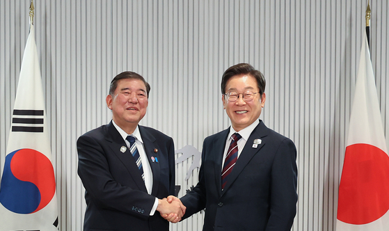 이재명 대통령(오른쪽)과 이시바 시게루 일본 총리가 지난 6월 캐나다 앨버타주 캐내내스키스 주요 7개국(G7) 정상회의 기간 열린 한일 정상회담에서 악수하고 있다. 연합뉴스