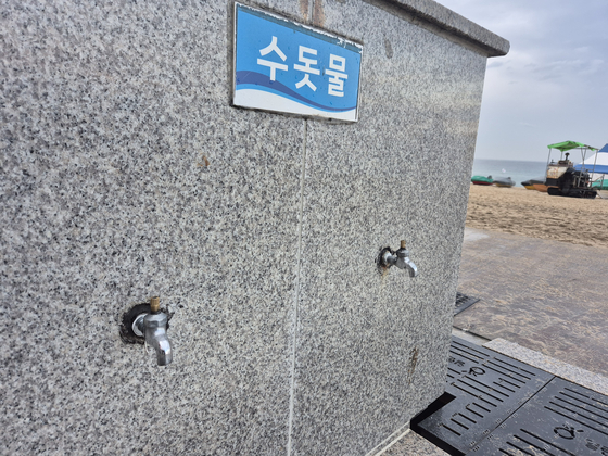 지난 13일 오후 강원 강릉시 경포해변에 설치된 세족장에 수돗꼭지가 제거돼 있는 모습. 박진호 기자 