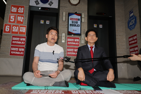 전 한국사 강사 전한길씨가 지난 18일 서울 여의도 국민의힘 중앙당사를 찾아 농성 중인 김문수 당 대표 후보 옆에서 김건희특검팀 규탄 발언을 하고 있다. 연합뉴스